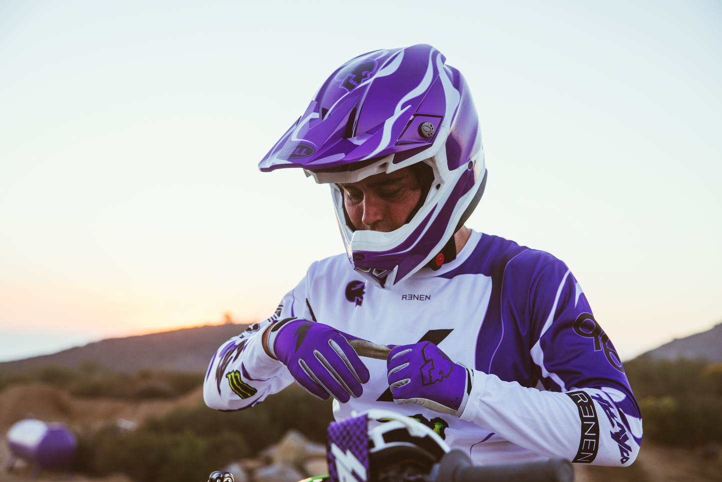 BELL LE MOTO-10 SPHERICAL SLAYCO PURPLE/WHITE HELMET